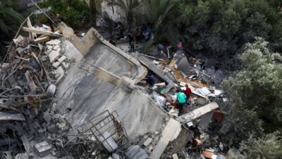 Palestinos sobre las ruinas de un edificio en Beit Lahia, destruido por un bombardeo de Israel