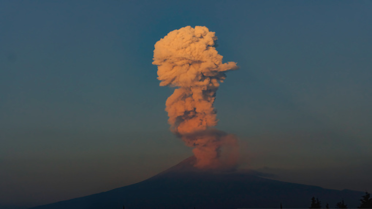 Captan desde avión fumarola del volcán Popocatépetl: video