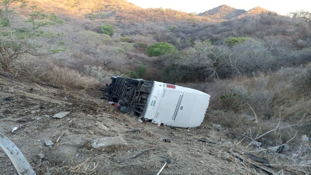 Autobus con equipo de futbol de Colima se vuelca en Jalisco