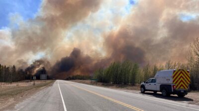 Columna de humo del incendio WCU001 cera de Wildwood, Alberta, en Canadá
