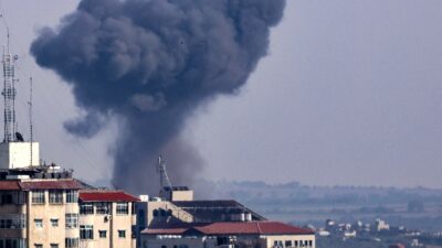 Columna de humo saliendo de inmuebles en Gaza tras un ataque de Israel