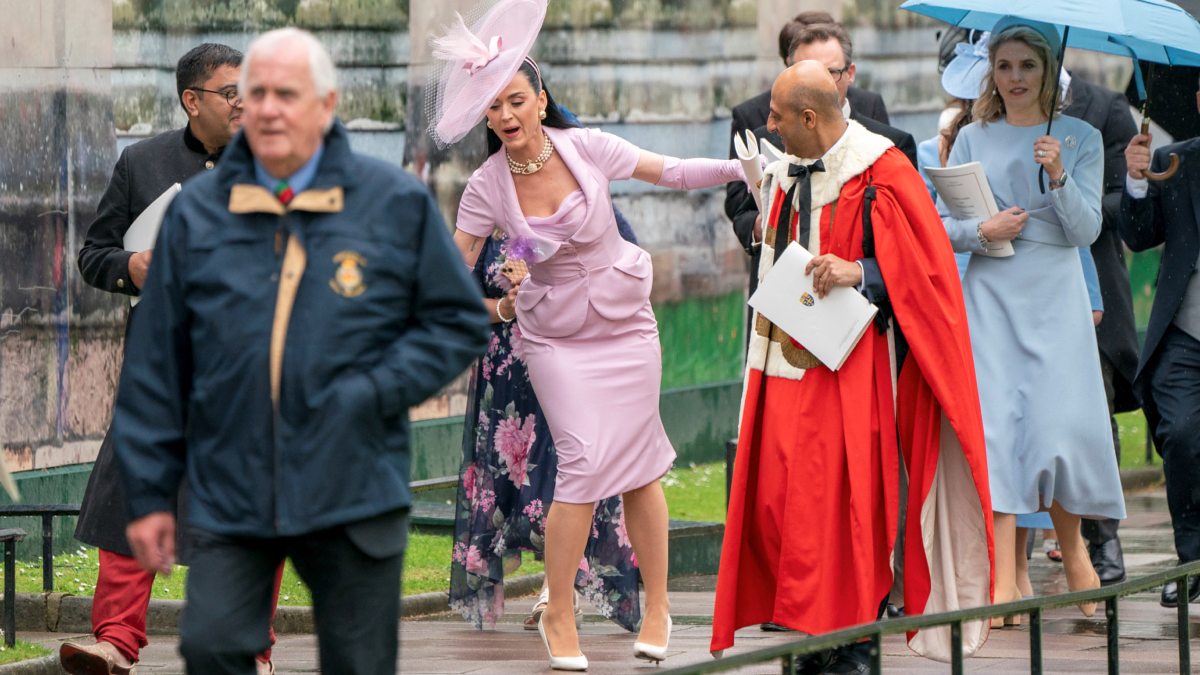 Katy Perry resbalando debido al piso mojado afuera de la Abadía de Westminster en la coronación de Carlos III