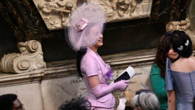 Katy Perry en coronación de Carlos III vestida con un elegante vestido rosa
