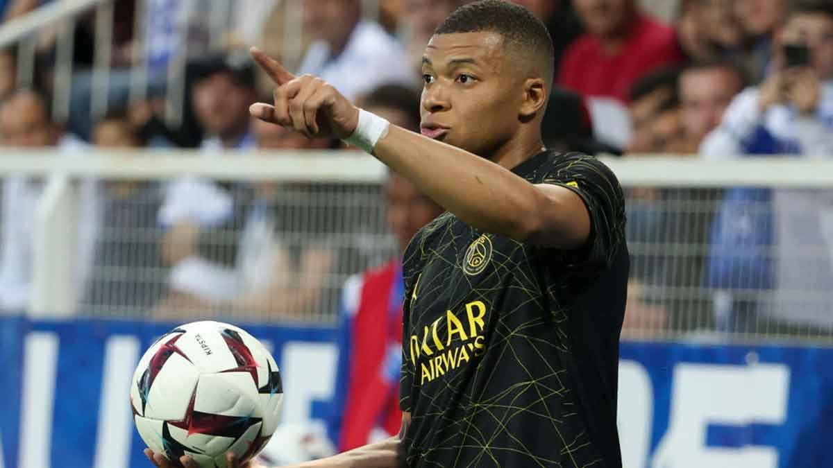 Golpea Kylian Mbappé a aficionada con balonazo en la nariz