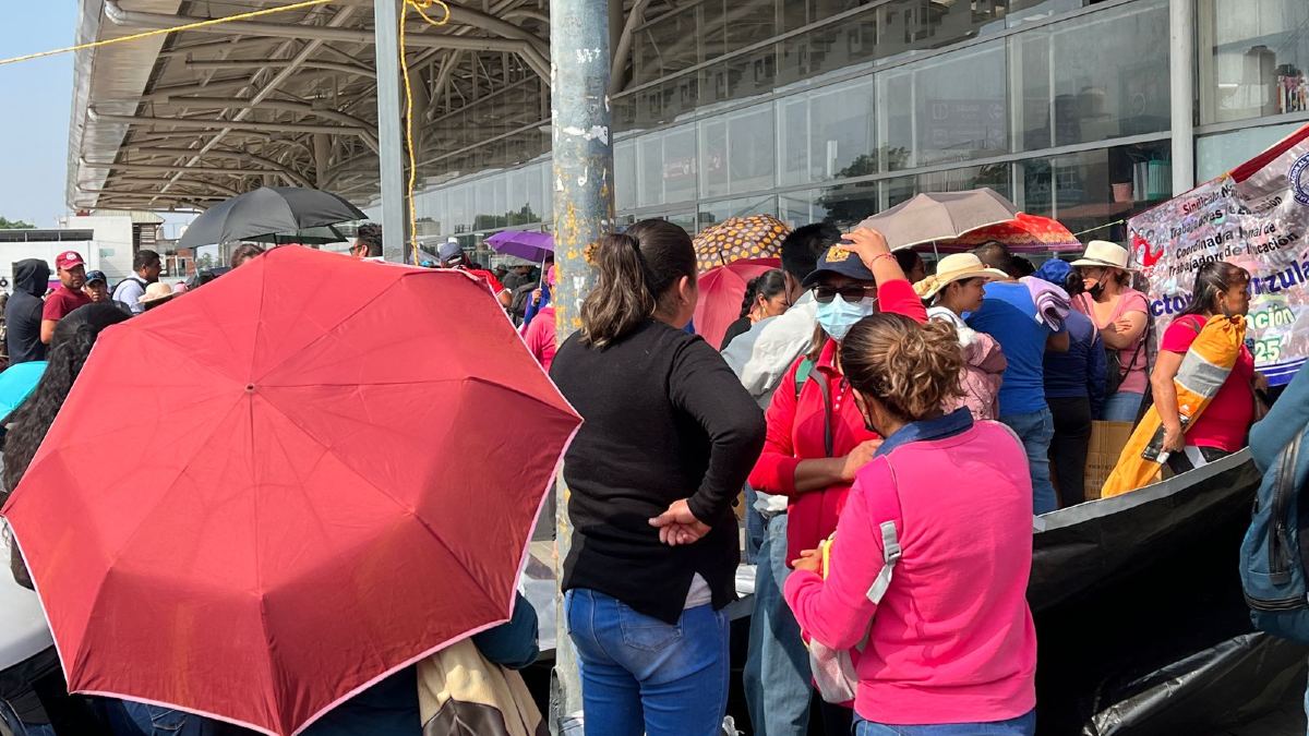 Maestros del CNTE bloquean entrada a Aeropuerto y central de autobuses en Oaxaca