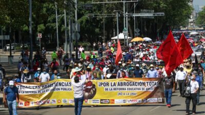 Marcha de integrantes de la CNTE por el Día del Maestro en Paseo de la Reforma