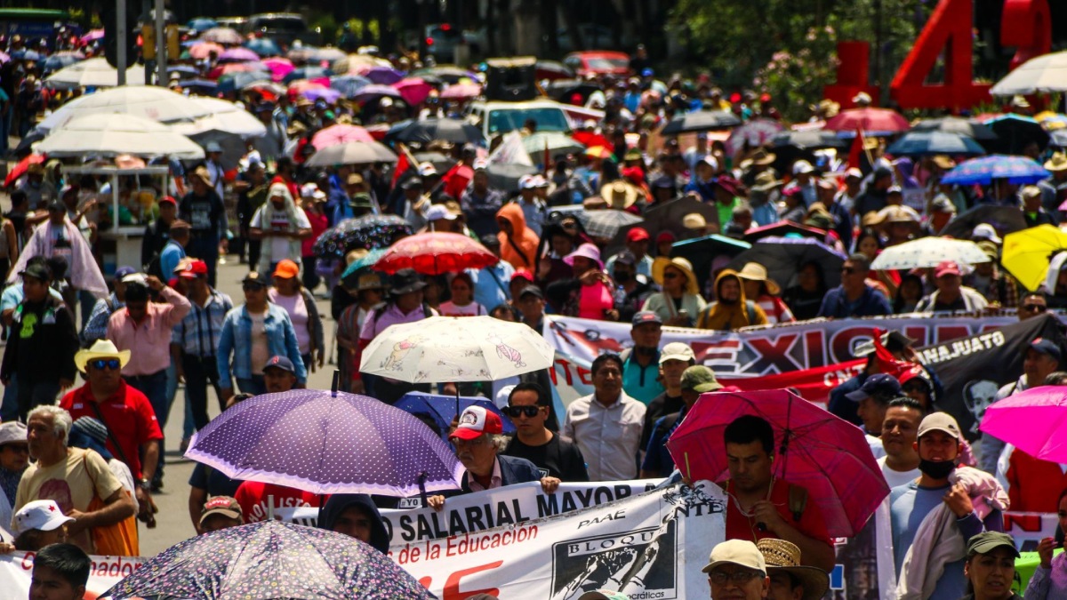 Marcha de integrantes de la CNTE por Paseo de la Reforma rumbo al Zócalo de la CDMX