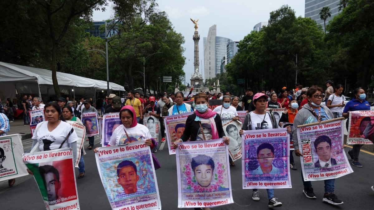 Marcha por el noveno aniversario de la desaparición de los 43 normalistas de Ayotzinapa, en Paseo de la Reforma, CDMX