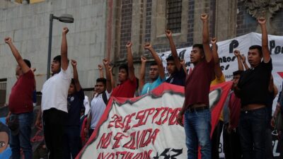 Personas protestando afuera del Museo Memoria y Tolerancia, en la CDMX, en el aniversario de la desaparición de los 43 normalistas de Ayotzinapa