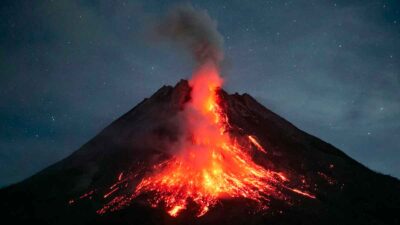 Entra en erupción el monte Merapi en Indonesia