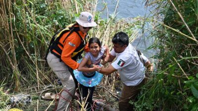 Migrantes cruzan a EU el Río Bravo