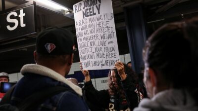 Personas protestando por la muerte del afroamericano Jordan Neely en Nueva York