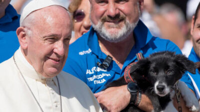 Papa Francisco se niega a bendecir a un perro y regaña a su dueña