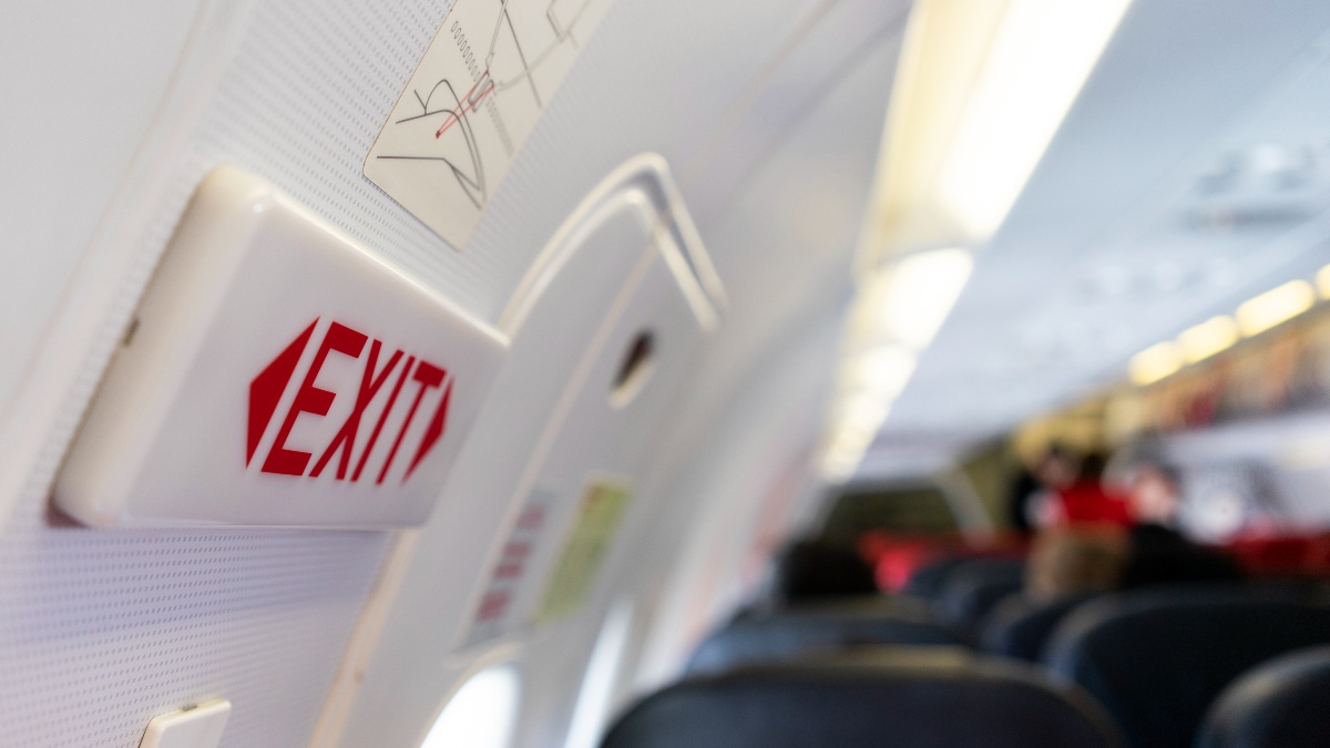 Pasajero que abrió la puerta de un avión en vuelo dijo que se sentía “sofocado”