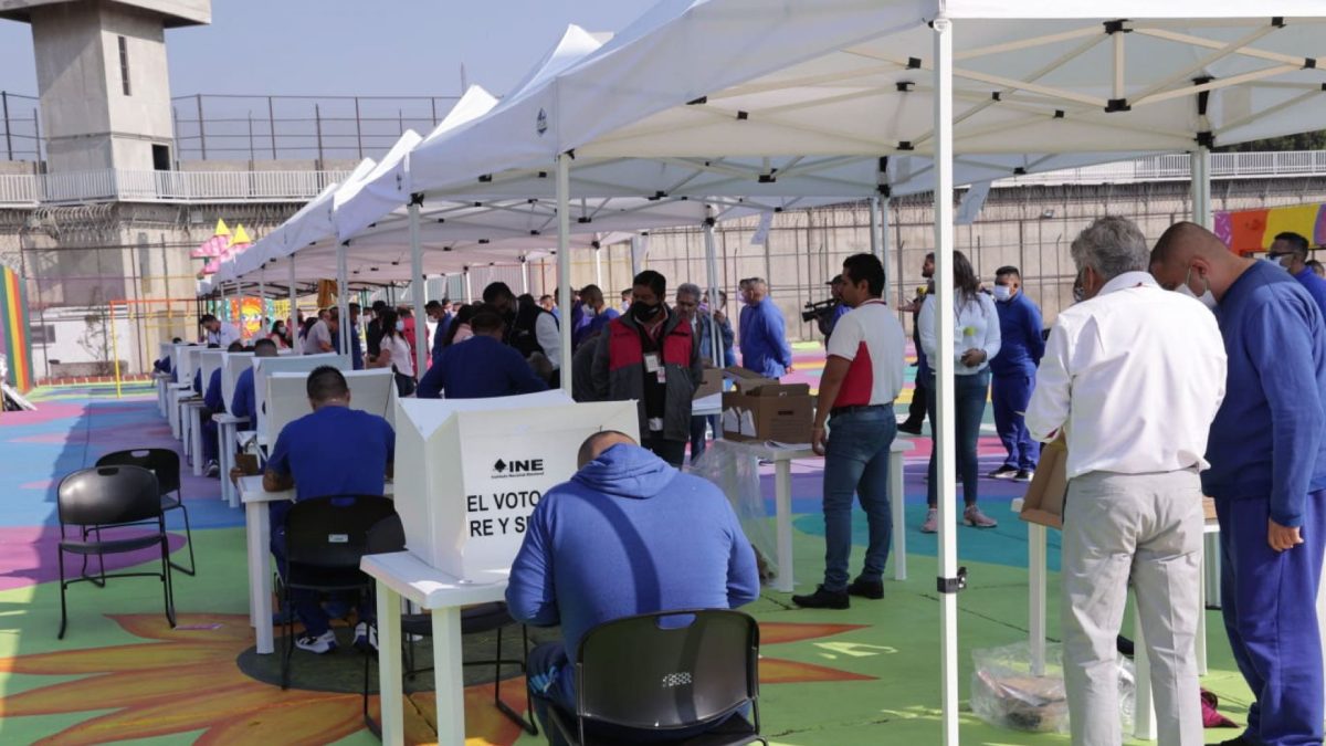 Personas en prisión preventiva ejercen su voto anticipado para las elecciones de Coahuila y Estado de México