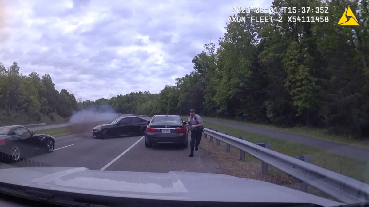 Captura del video en el momento en que se acerca el coche negro