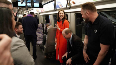Los príncipes de Gales toman el metro para ir a un pub antes de la coronación