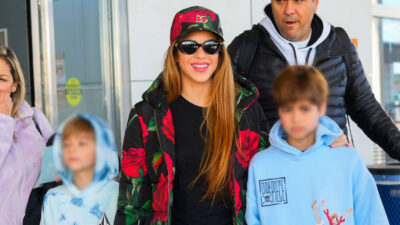 Shakira canta con sus hijos Sasha y Milan