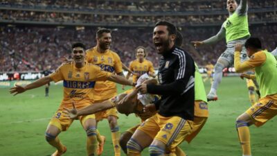 Jugadores del Tigres festejan su octavo titulo de Liga MX en el estadio Akron tras derrotar a Chivas