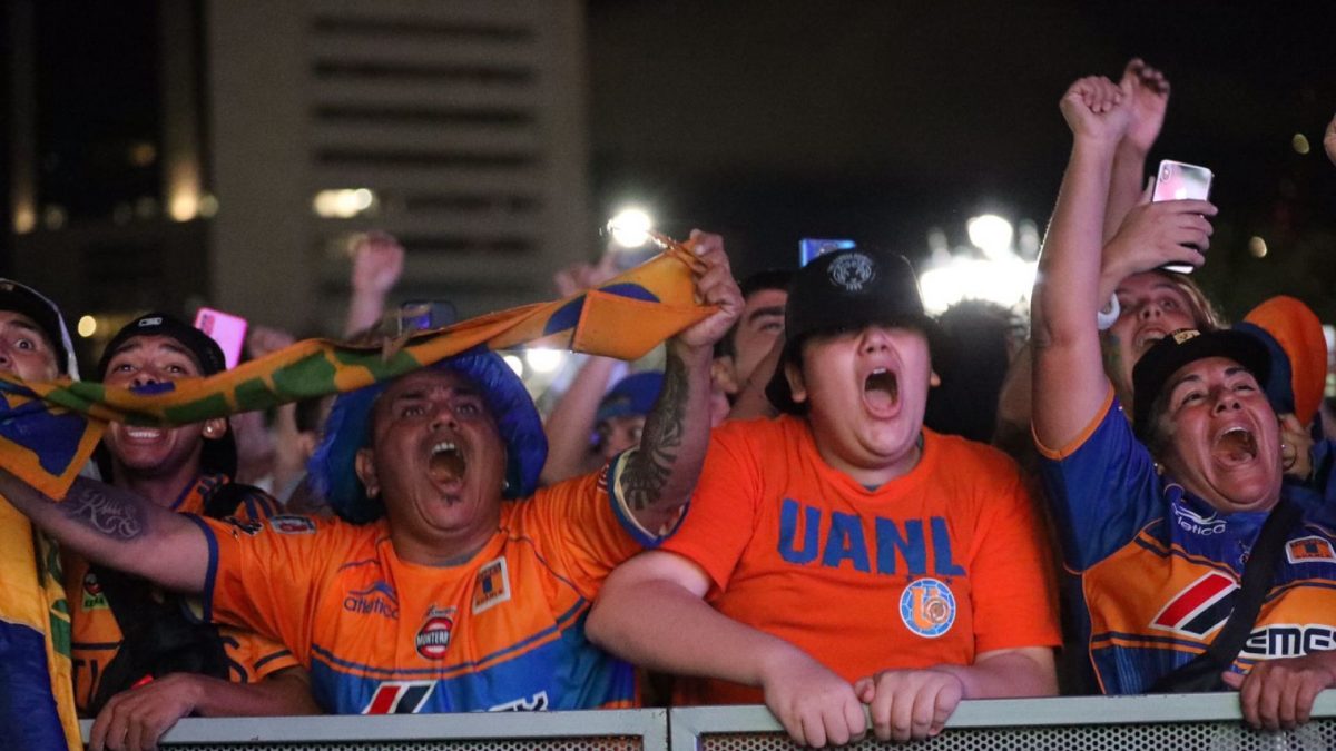 Aficionados de Tigres festejan en la Macroplaza el octavo título de su escuadra, el cual obtuvo al derrotar a Chivas