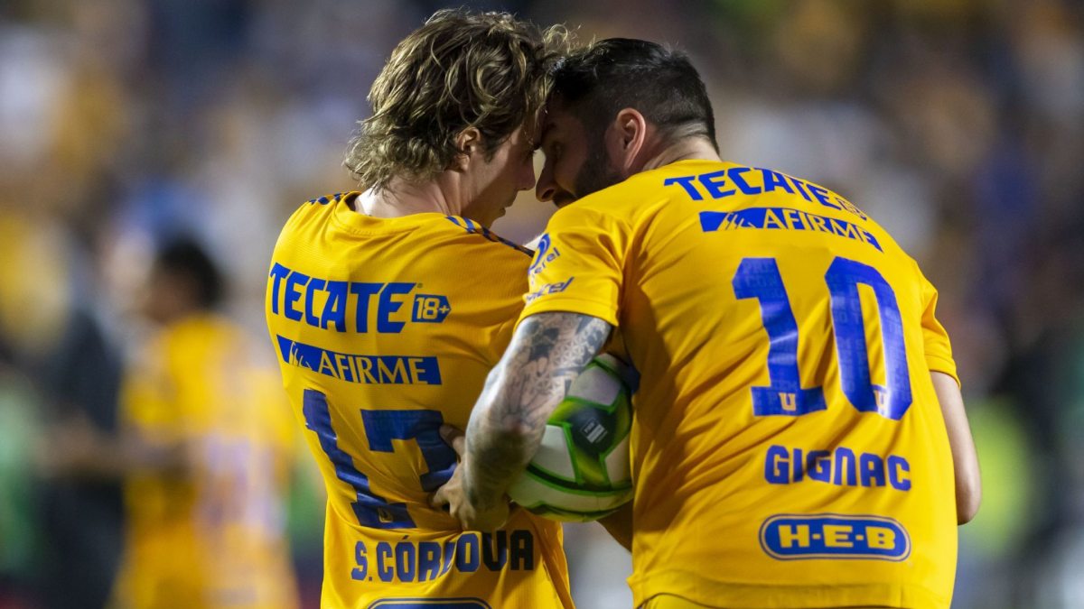 Jugadores del Tigres celebran su triunfo en Monterrey