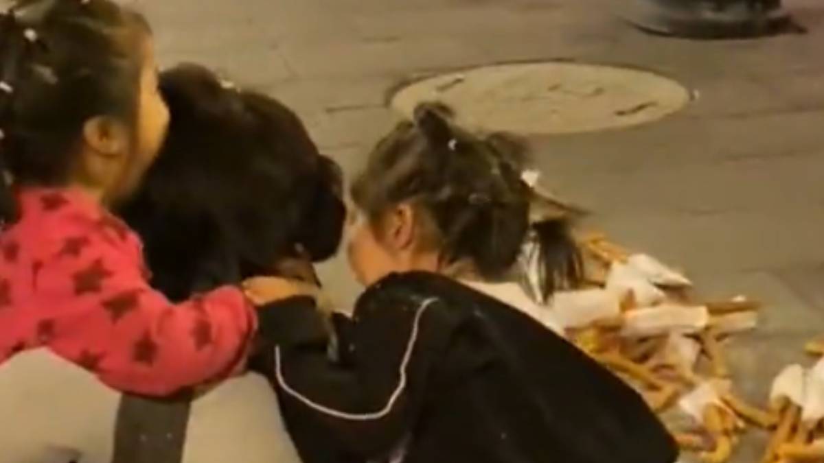 Indigna video: policías tiran puesto de churros a mujer ee hijas en CDMX. Foto: @ashleycabazos01