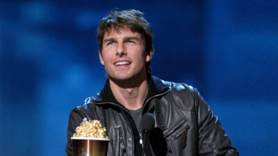 Tom Cruise acepta premio mientras piloteaba un avión de combate