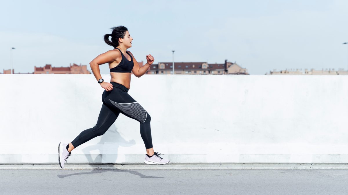 Mujer corriendo, haciendo ejercicio con top deportivo