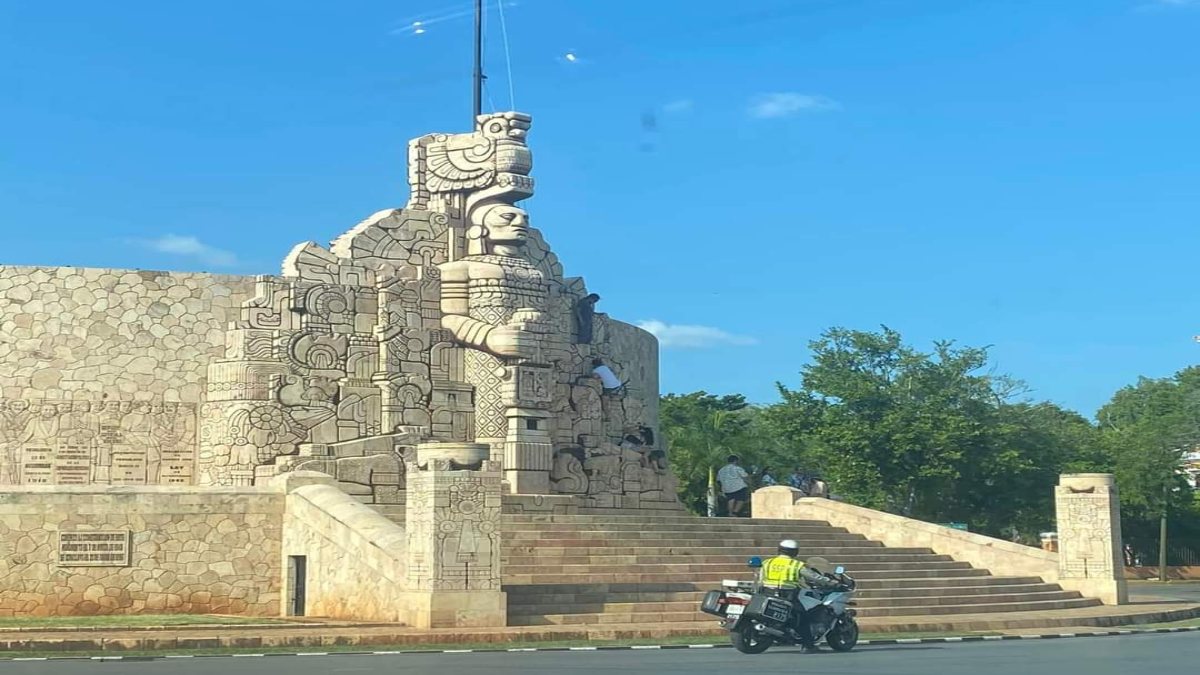 Turistas Se Suben A Monumento De La Patria Yucatán
