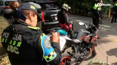 Policías de la CDMX multando a valet parking que apartan lugar en la calle