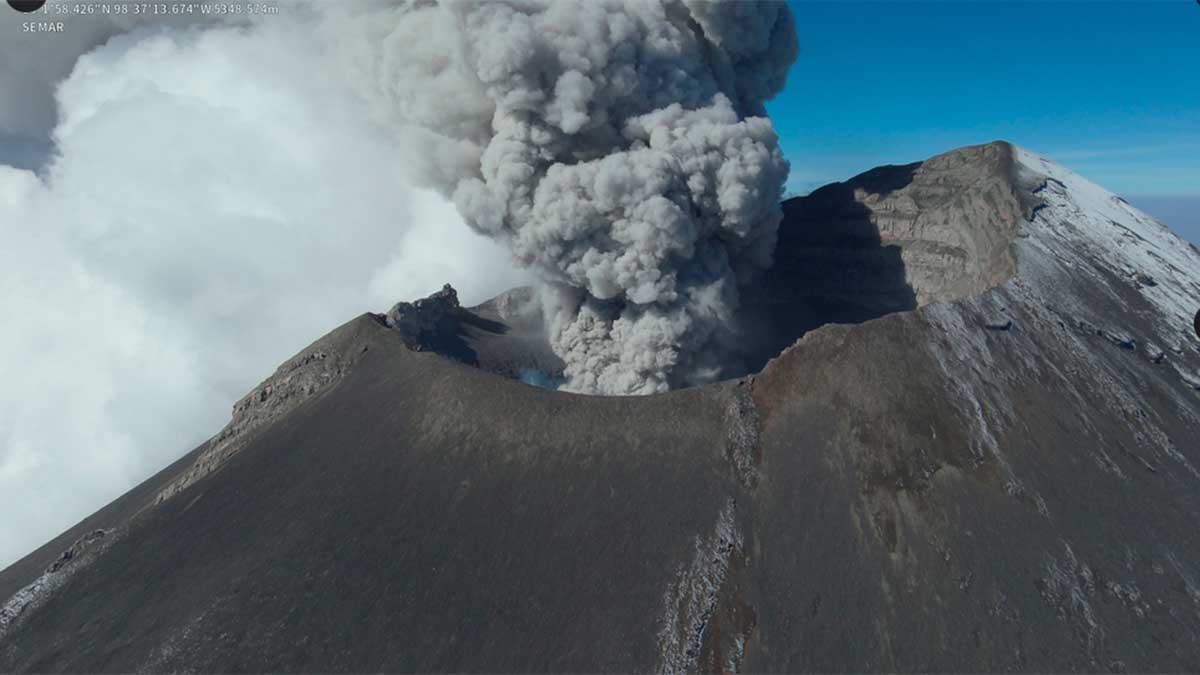 cráter de Popocatépetl imagen de dron