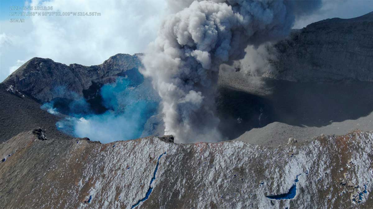 cráter de volcán Popocatépetl imagen de dron