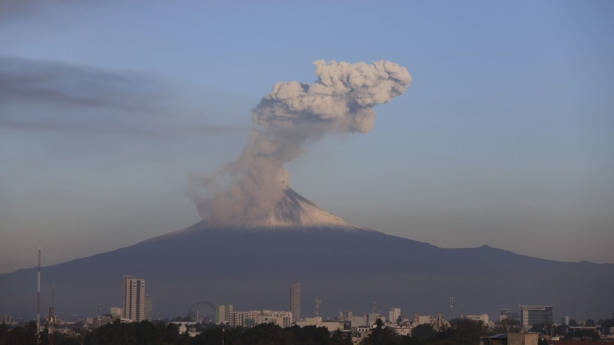 Actividad volcánica y fumarola en el volcán Popocatépetl