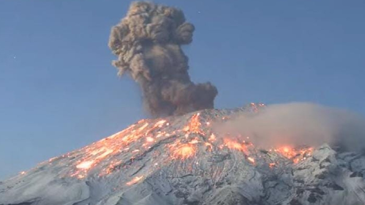 volcan-popocatepetl-lanza-estruendosa-explosion