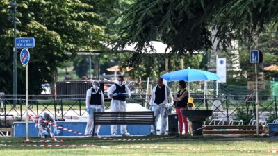 Peritos forenses inspeccionando la zona de juegos del parque donde ocurrió el ataque en Annecy, Francia