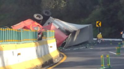autopista-mexico-cuernavaca-volcadura-de-trailer-afecta-circulacion