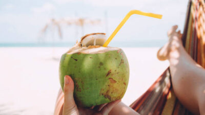 Beneficios tomar agua de coco