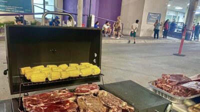 Carne asada afuera de hospital en Monterrey, Nuevo León