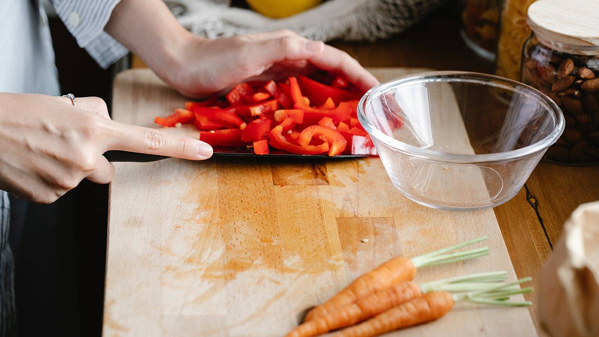 Cómo debo limpiar la tabla de cortar alimentos?