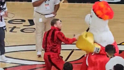 Conor McGregor noquea a mascota de Miami Heat