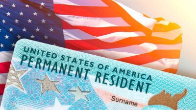 Bandera de Estados Unidos con una greencard sobre ella