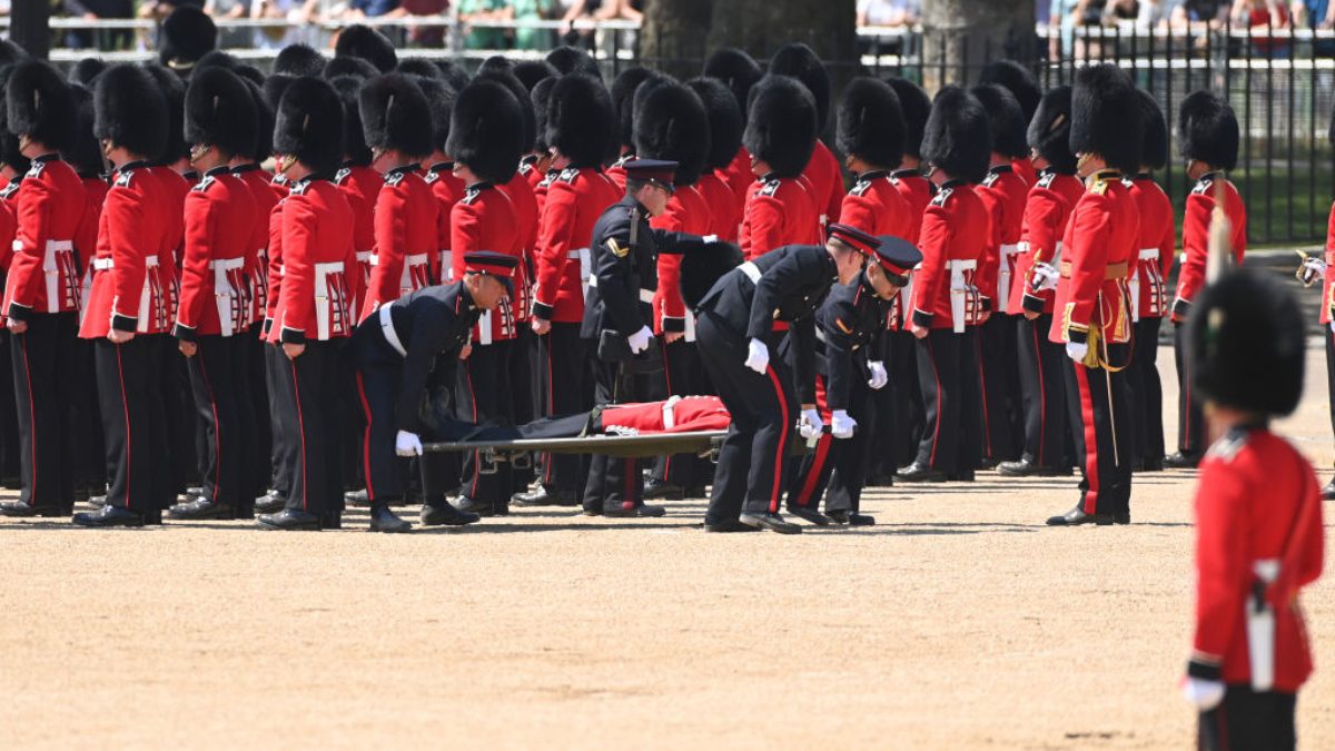 Miembro de la Guardia Real Británica que se desmayó, es auxiliado por sus compañeros