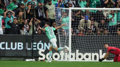Lucas Di Yorio, jugador de León, celebra su gol ante LAFC en Los Ángeles