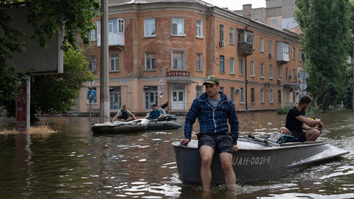 Rescatistas Ucranianos Represa Inundaciones