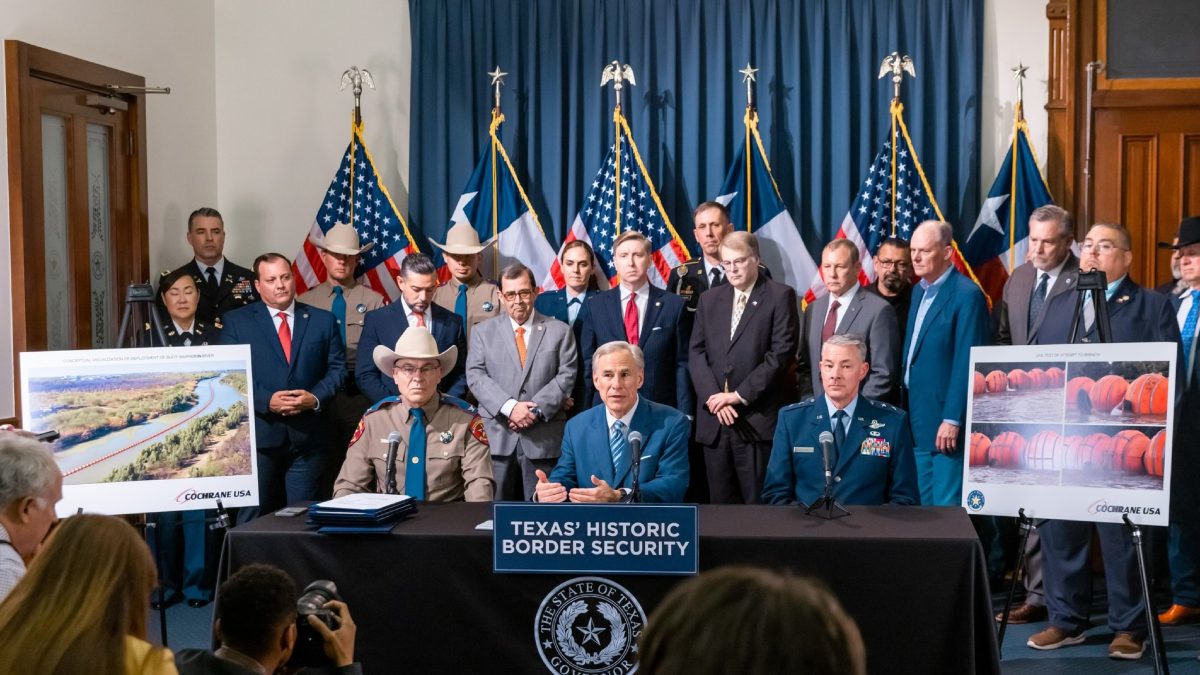 El gobernador de Texas, Greg Abbott, junto con su gabinete de seguridad anunciando medidas para la frontera de Estados Unidos con México