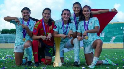 Integrantes del Tri Femenil Sub 20 con la copa del Premundial de Concacaf