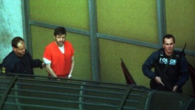 Theodore John Kaczynski, "Unabomber" escoltado por policías en una prisión