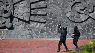 Encapuchados vandalizan edificio de Rectoría en la UNAM